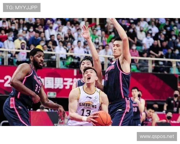 郭艾伦穿睡裤跑去夜宵摊点单，旁边保镖比我还紧张