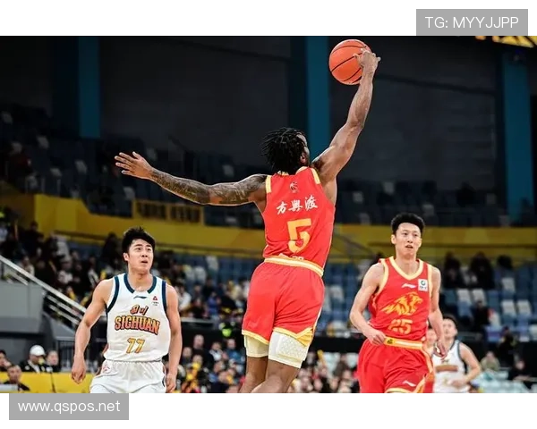 篮球比赛中如何准确判定抢篮板犯规的行为? 篮球比赛中如何准确判定抢篮板犯规的行为?